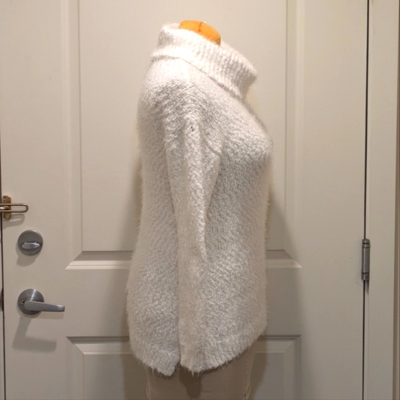 EUC Kenneth Cole Reaction M Super Soft Fuzzy White Knit Sweater - Picture 3 of 7